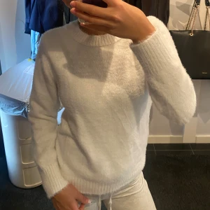 Stickad tröja  - Vit stickad tröja 