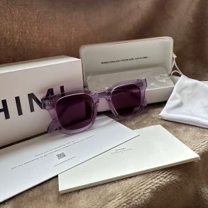 Chimi solglasögon!! 💕 - Solglasögon från chimi eyewear!!💕 Knappt använda så i superbra skick. Allt på bilden medföljer. Köpt på deras egna hemsida så äkthetsbevis finns i form av beställning. Skriv vid eventuella frågor eller fler bilder!💕