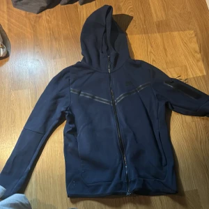 Nike tech fleece hoodie mörk blå - Storlek M Mörkblå överdel av nike tech fleece Köpt 2021, lite använd och bra skick