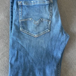 REPLAY JEANS - STEAL! säljer ett par as feta Replay byxor | condition 10/10 | säljer dem för att det är för små | kom privat för fler frågor!
