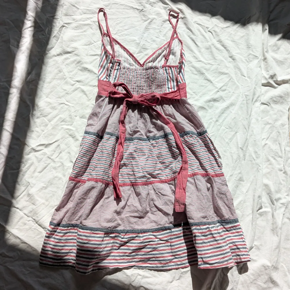 Perfekt rosa sommarklänning för sommaren, luftig och söt !💕 Den är köpt från mango med rosett baktill 🎀!. Mekot.