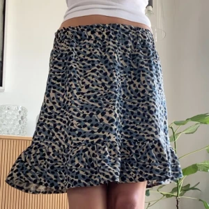 Cool kjol ⚡️ - Säljer denna super coola kjolen ifrån only då den tyvärr inte kommer till användning längre 💓De är bara att skriva om fler bilder⚡️(Pris kan diskuteras)