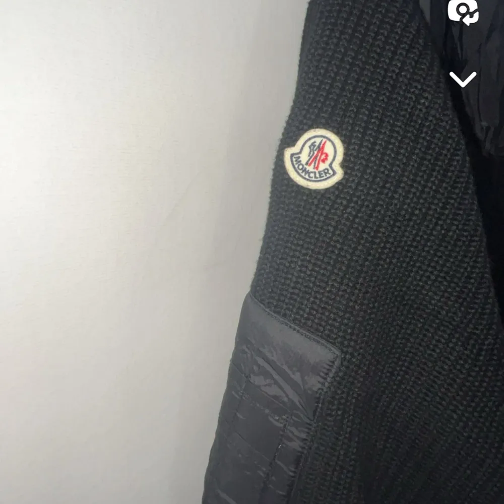 Hej säljer min moncler cardigan st Xxl men passar liten i st så passar L-M hör av er om frågor eller funderingar . Jackor.