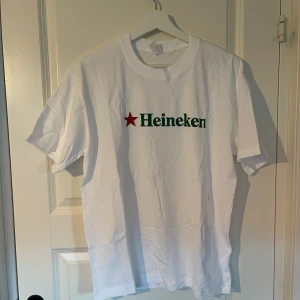 Heiniken t-shirt - Vit t-shirt med Heineken loggan. nytt skick skick.