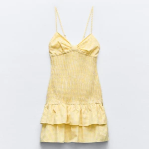 Zara klänning - Intressekoll på denna sjukt snygga klänning från zara men tyvärr va för liten, den är helt ny med prislapp kvar🌸🌸💖💖😇😇