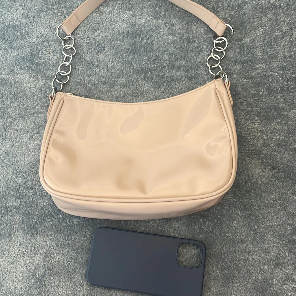 Jätte fin beige väska och jätte bra skick💞 säljs pågrund av ingen användning, jätte smidig och får plats med mycket saker💞 vet inte riktigt vart den kommer ifrån💞. Laukut & Käsilaukut.