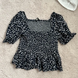 Blus  - Jättefin sommar topp, använd max tre gånger. 