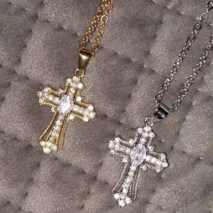 Kors halsband  - Korshalsband unisex  Aldrig använda, 50kr/st Hör av er vid frågor 🌼🫶🌸✨