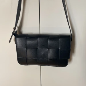 Snygg svart väska ifrån Gina Tricot! - Snygg svart axelremsväska ifrån Gina Tricot!  Bra skick!🌸💞 (Den här väskan har sätt the weeknd live)