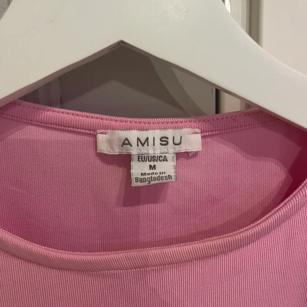 En fin rosa t-shirt ifrån new yorker köpt förra sommaren❤️ använd 1gång/ är i storlek M men passar mig som har Xs S💞. T-shirts.