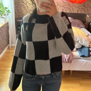 Stickad tröja - Fin rutig stickad tröja! Jätte mjukt material. Inköps priset var 250 kronor.💞💞 Säljer för mycket billigare!! Skriv om du har frågor! PRIS KAN DISKUTERAS!!💗💗