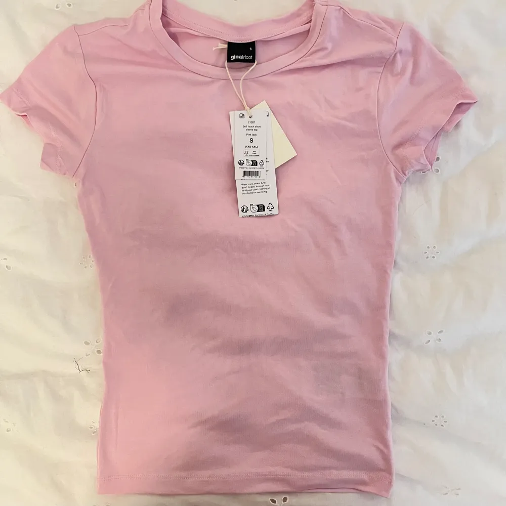 En oanvänd t shirt från Gina tricot från deras soft touch kollektion som liknar Skims💗. T-shirts.