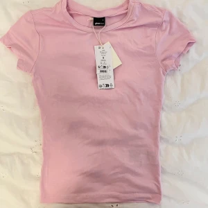 Gina tricot soft touch  - En oanvänd t shirt från Gina tricot från deras soft touch kollektion som liknar Skims💗