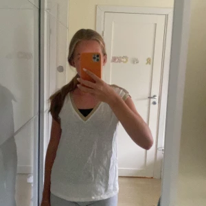 Vit t shirt med guld detaljer - En vit T-shirt med guld detaljer använd typ 2 gånger. Skulle tro att jag köpte den för 200kr så därför säljer jag för 150kr. Kan skicka fler bilder om det skulle behövas 