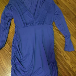 Lila klänning - bra skick, aldrig använd. stoelek xl