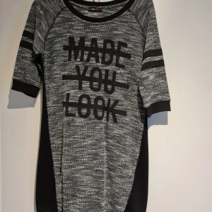 Svart och grå klänning  - Stickad klänning i väldigt bra skick, den är använd men väldigt sparsamt.  Den är i storlek medium och är av märket FB sister  