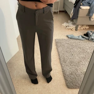 Gråa kostymbyxor Vero Moda  - För stora på mig. Jag är 165cm lång.  Strl S/30. Nästan aldrig använda, fint skick 💕✨ 