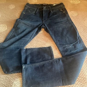 Replay jeans  - Dessa marinblå Replay jeans i storlek 30/32 är perfekta för dig som letar efter en snygg och bekväm outfit. Den  Reaplay klassiska marinblå färgen ger en tidlös look som passar till många tillfällen. Replay jeans är i bra skick 
