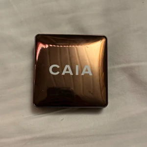 CAIA bronzer - CAIA bronzer i färgen ladi gue.