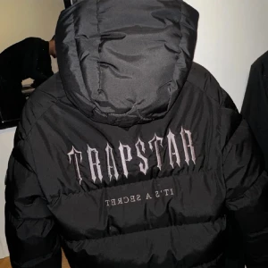 Svart Trapstar jacka S - Svart Trapstar jacka i storlek S som är i bra skick. Pris kan diskuteras och köparen står för frakt. 