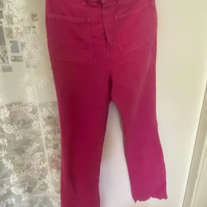 Chockrosa jeans!  - Rosa, croppade jeans från Zara. Skitsnygga! Storlek 34, normal passform. Knappt använda 💗