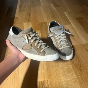 SUPER FETA PHILLIPE MODELS!! storlek 40 - Ett par brun/beige Mocha phillipe models i riktigt bra skick!modellkort ingår🥂skorna är i storlek 40 och denna colorway är riktigt Nice och håller bra !🥂Mvh vl closet