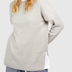 Lätt tröja med rund hals  - Säljer min gråa tröja köpt från Boohoo. Använt ett fåtal gånger, i bra skick! Skriv för fler bilder!💕