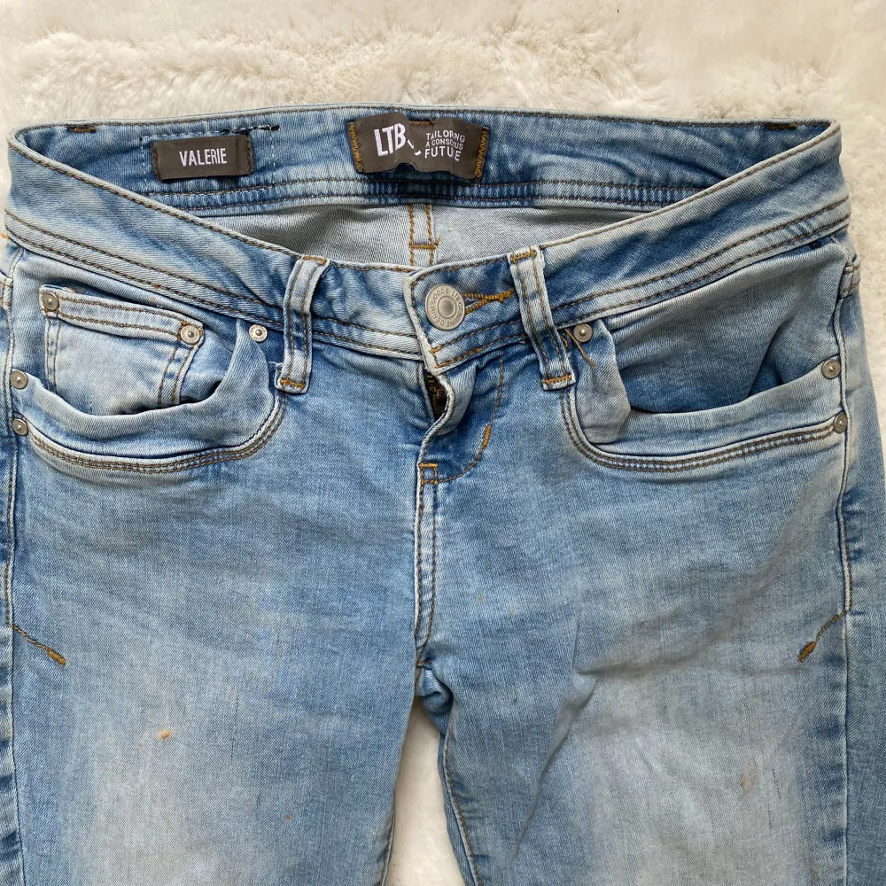 Nästan helt nya super snygga ltb jeans med modellen valerie storlek 25/30. Jeans & Byxor.
