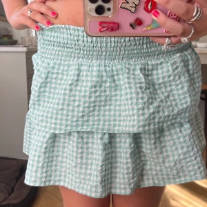 Volang kjol - Säljer denna rutiga volang kjolen! Skriv vid intresse eller frågor!