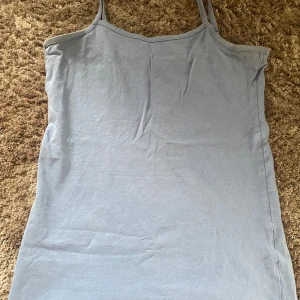 Blått linne  - Jätte fint blått linne som aldrig kommer till användning längre. Jätte fint skick fortfarande. Den är bra i sin storlek.