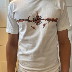 Stone Island t-shirt - Använd 1 gång, nyskick. Normal i storleken. 