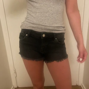 Jeansshorts  - Fina lågmidjade jeansshorts 🌟knappt använda!