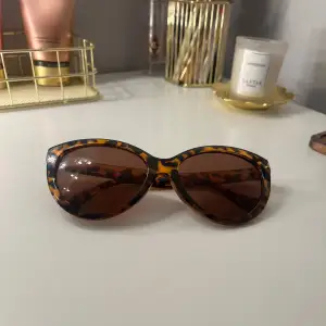 Hejj, säljer dessa snydda solglasögon för ändrats 45 kr, vet inte vart dom e köpta ifrån dock💕  köparen står för frakt 🚚 🩷
