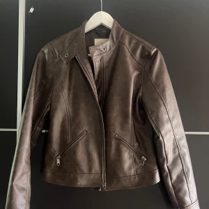 Skinnjacka  - Skitsnygg skinnjacka i mörkbrun färg från strandivarius,jättefin passform. Skriv för fler bilder!  använt fåtal gånger. (Köpt för 699 på Zalando) 🩷🩷