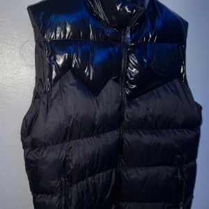 Köp moncler för 5 tussen - Den är äkta men vi vill sänka lite pris på den