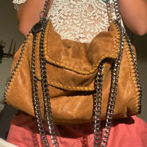 Fejk Stella väska  - Säljer en jättefin FEJK Stella väska då jag har för många väskor. Väskan är köpt på en marknad i Spanien. Väskan är i jättebra skick utan några defekter. Hör av er innan ni köper eller vid frågor och fler bilder.❤️ Väskan är INTE äkta!!❤️