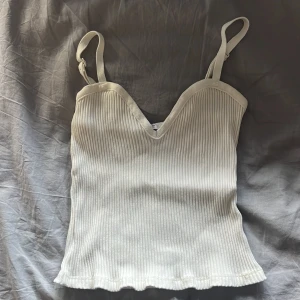 Linne från Zara - Supersöt topp från Zara som endast är använd fåtal gånger. Storleken är M, men skulle mer säga att den passar som S. I gott skick💕