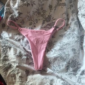 Rosa bikiniunderdel  - Perfekt babyrosa bikiniunderdel som är helt oanvänd som tyvärr inte passar därför jag säljer. 