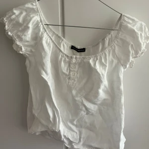 Vit blus i 100% linne - Aldrig använt, bara testad. Hade kunnat funka från strlk XS till S skulle jag säga