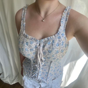 Vintage korsett - Vintage blommig korsett. Står ingen storlek eller märke men den passar M och flera storlekar då den är stretchig 💓