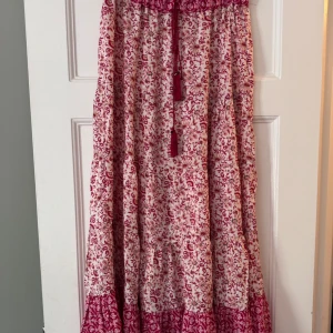Långkjol från Zara - Rosa långkjol i stl L från Zara. Inköpt våren 2024, använd fåtal gånger så i fint skick.