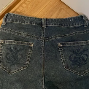 Y2k baggy jeans - Baggy jeans med cool mönster på baksidan 💘 Inte använd alls för köpte fel storlek💕
