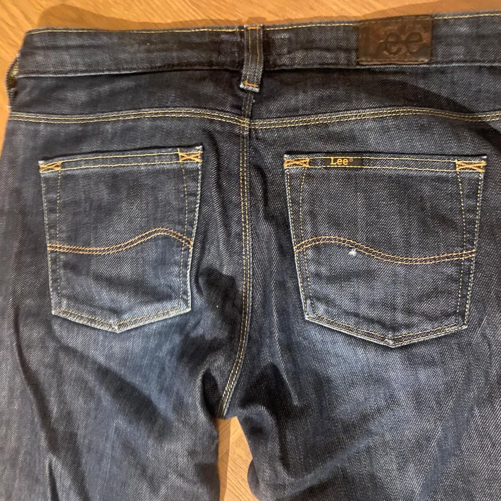 Köpte dessa jeans här på plick, men de var tyvärr lite för små och därför säljer jag dem vidare😊  Skriv vid frågor. Jeans & Byxor.
