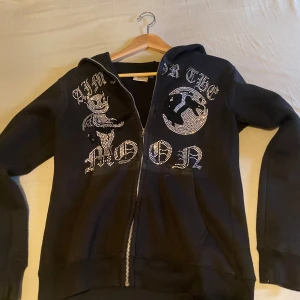 Aim For The Moon hoodie - Säljer en jättefin hoodie from Aim For The Moon, hoodien har detaljer av stenar även kallade rhinestones. Ganska liten i storleken. Cond: 9/10!