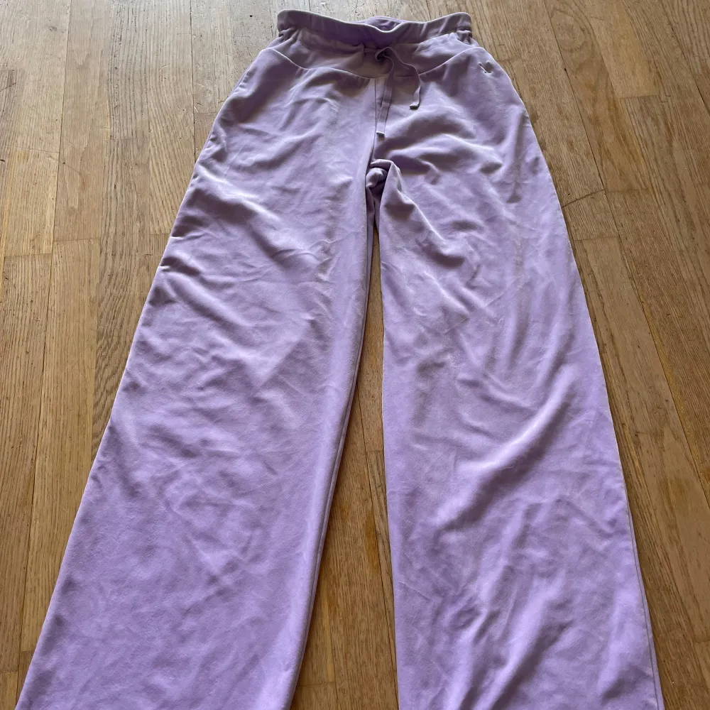 Ett par mjukis byxor som jag inte använder eftersom jag inte är ett så stort fan av mjukiskläder, Jag har fått dessa av min kompis och hon har använt dom lite, men dom har inga tecken på användning! Storlek 158-164. Jeans & Byxor.