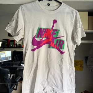 Nike air Jordan t shirt - Storlek small men är lite oversized så den passar bra på medium oxå