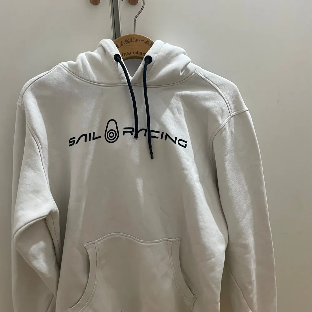 En sail raicing hoodie k väldigt bra skick och väldigt fin. Hoodies.