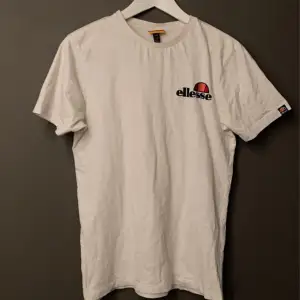 Ellesse t-shirt i storlek S  Super bra i storleken Säljer den billigt eftersom jag håller på att rensa min garderob och vill bara bli av med allt så fort som möjligt