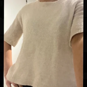 Kortärmad stickad tröja - Super fin från märket stockhlm köpt på MQ. Bra skick och nypris var 700kr