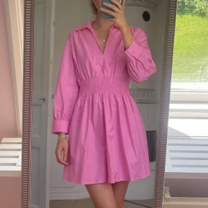 Rosa klänning från Zara - Rosa klänning från zara. Aldrig använd, i storlek xs.